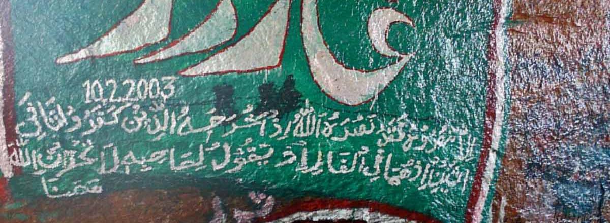 Sure oberhalb eines Höhleneingangs