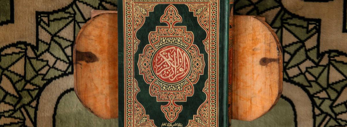Koran auf einem Holzständer