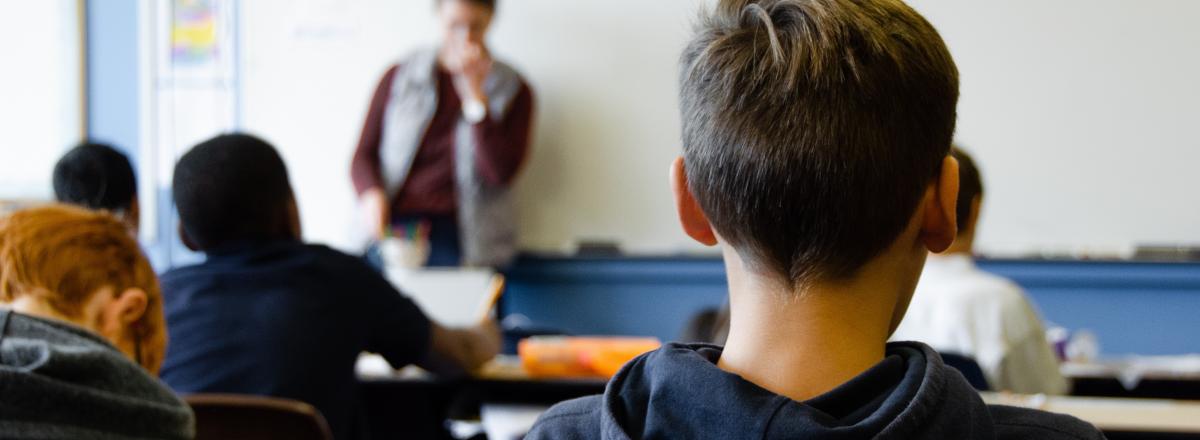 Ein Schüler in seiner Klasse